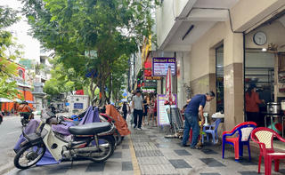 Quản lý vỉa hè tại TPHCM: Chờ cách tiếp cận mới Kỳ 1: Lấn chiếm vỉa hè, cảnh cũ lại tái diễn