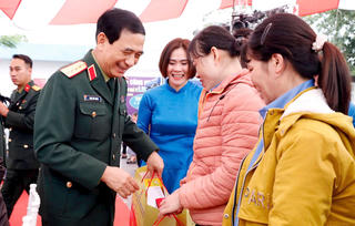 Đại tướng Phan Văn Giang thăm, tặng quà Tết tại tỉnh Nam Định