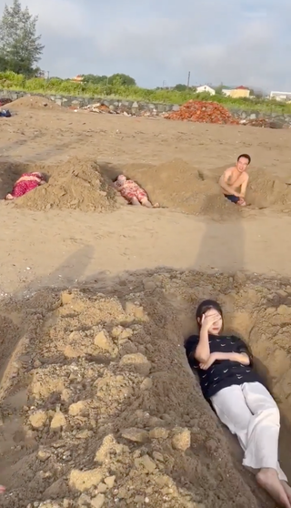 Nhóm du khách đào hàng chục hố cát giống huyệt mộ để tắm