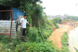 Bờ sông sạt lở, người dân lo lắng