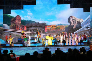 Ca sĩ Ánh Tuyết: Kể chuyện lịch sử đất nước bằng âm nhạc