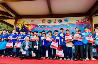 Xuân yêu thương đến với 3.000 trẻ em nghèo