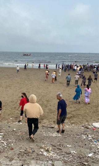 Bí thư phường lao ra biển cứu 4 em nhỏ đuối nước