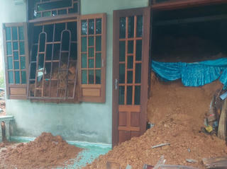 Huế: Cứu thành công 2 vợ chồng bị đất đá vùi lấp do sạt lở