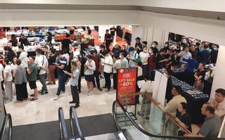 Xếp hàng dài chờ 'săn' hàng hiệu giảm giá