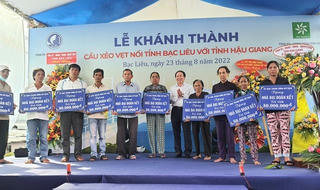 Phó Chủ tịch - Tổng thư ký Lê Tiến Châu cắt băng khánh thành cầu Xẻo Vẹt kết nối tỉnh Bạc Liêu với Hậu Giang 