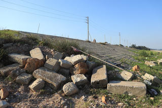 Đê biển hơn 180 tỷ đồng nham nhở vì thiếu vốn