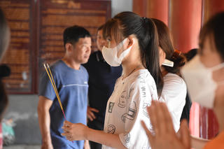 [ẢNH] Nườm nượp sĩ tử đến Văn Miếu - Quốc Tử Giám cầu may trước kì thi vào 10