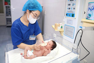 Hồi sinh sự sống cho trẻ sơ sinh bị bỏ rơi trong cơn nguy kịch