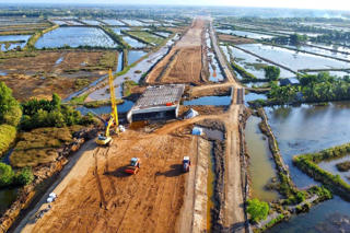 Bộ GTVT thí điểm dùng cát biển đắp nền đường dự án cao tốc Hậu Giang - Cà Mau