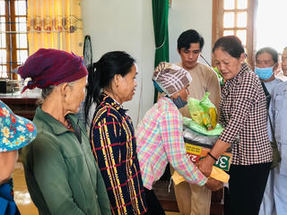 Quảng Ngãi: Trao 300 suất quà cho người dân bị ảnh hưởng lũ lụt 