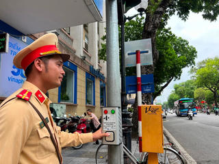 Tuyên truyền nâng cao ý thức người đi bộ qua đường ở Thủ đô