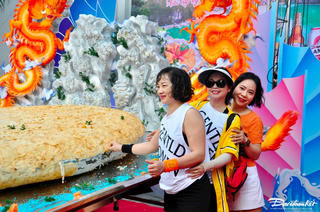 Hàng trăm người cùng thưởng thức 'siêu' chả mực 210 kg