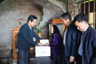 Lãnh đạo Ủy ban MTTQ TP Hải Phòng tặng quà Tết một số gia đình khó khăn