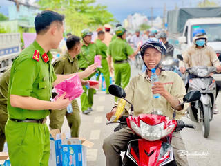 TP Hồ Chí Minh: Cảnh sát Giao thông phát nước, khăn lạnh miễn phí cho người dân về quê nghỉ lễ