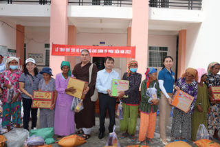 Bình Thuận: Tặng 200 phần quà cho hộ nghèo DTTS