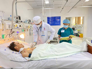 Cánh tay đứt lìa do tai nạn lao động được nối thành công