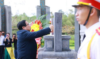 Thủ tướng dâng hương tri ân các Anh hùng liệt sĩ và Mẹ Việt Nam Anh hùng tại Quảng Nam