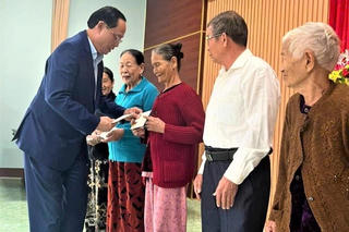 Phó Chủ tịch Quốc hội Trần Quang Phương tặng quà gia đình chính sách ở Quảng Ngãi