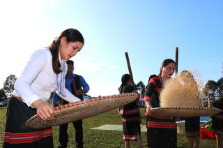 Chăm lo cho đồng bào dân tộc thiểu số và miền núi – Bài cuối:  Phát triển kinh tế vững bền