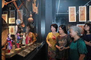 Đến bảo tàng tìm hiểu mỹ thuật dân gian và mỹ thuật ứng dụng Việt Nam