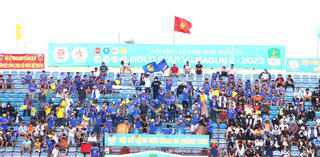 Cổ động viên hào hứng đến sân cổ vũ CLB Bóng đá Quảng Nam