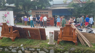 Dân chuyển đồ ra khỏi nhà vì xuất hiện 'hố tử thần'