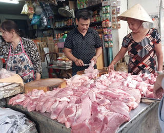 Giá thịt heo tăng, sức mua yếu, tiểu thương đóng cửa sạp