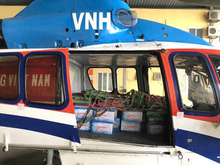 Trực thăng quân đội bay cứu trợ đồng bào vùng lũ Cao Bằng