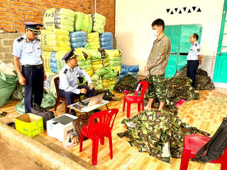  Đắk Lắk: Phát hiện nhiều cơ sở kinh doanh hàng nghìn quần áo rằn ri không rõ nguồn gốc