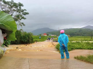 Bám cây luồng để băng qua suối, chồng thoát nạn, vợ mất tích