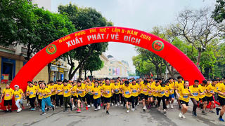 Hơn 400 cán bộ, chiến sĩ tham gia giải chạy do Công an TP Hà Nội tổ chức