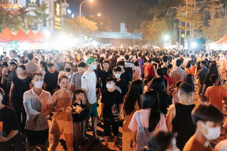 Người dân lưu luyến khi kết thúc phiên chợ đêm và phố đi bộ tại TP Hà Tĩnh