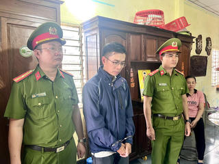 Khởi tố nhiều đối tượng sản xuất, buôn bán kính ô tô giả các thương hiệu nổi tiếng