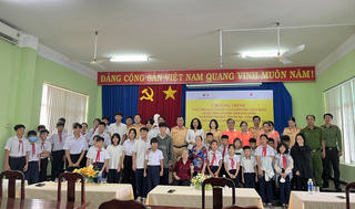 Trao quà cho cựu chiến binh, học  sinh ở Côn Đảo