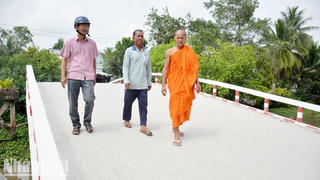 Lão nông Khmer hơn 30 năm xây cầu từ thiện