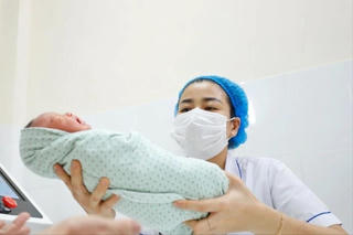 Bộ Chính trị yêu cầu không kỷ luật đảng viên sinh con thứ ba trở lên