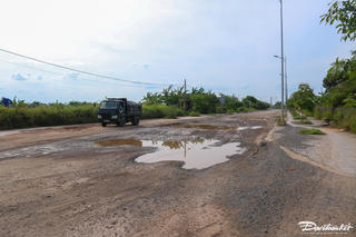 Quảng Trị: Nhiều tài xế ‘leo’ xe lên vỉa hè khi qua đoạn đường bị hư hỏng