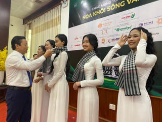 Top 25 Hoa khôi sông Vàm quàng khăn rằn, quảng bá du lịch sông nước