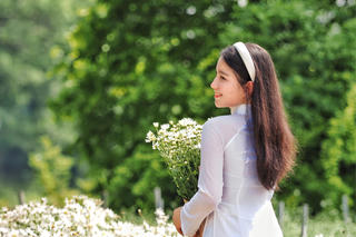 Thiếu nữ Hà Thành đẹp dịu dàng bên vườn cúc hoạ mi