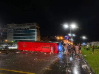 Lật xe khách ở Ninh Bình khiến 4 người chết