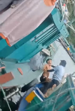 Xác minh việc cán bộ BQL vịnh Hạ Long ghì cổ ngư dân xuống sàn tàu