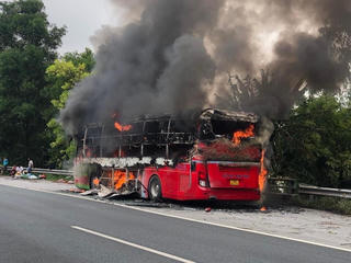 Xe khách giường nằm cháy rụi trên cao tốc Pháp Vân - Cầu Giẽ 