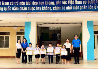 Hòa Bình: Biểu dương 6 học sinh nhặt được của rơi trả lại người đánh mất