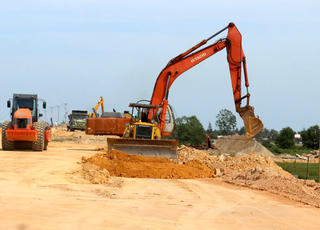 Khẩn trương thi công các công trình trọng điểm