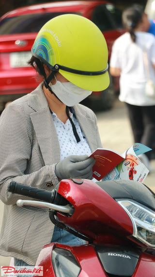 TP HCM: Nhiều bạn trẻ 'đội nắng' tuyên truyền văn hóa giao thông