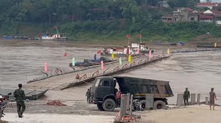 Phú Thọ: Không có chuyện đứt cáp, trôi cầu phao Phong Châu