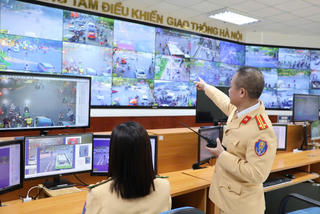 CSGT Hà Nội dùng 'mắt thần' hướng dẫn người dân rời phố về quê nghỉ Tết