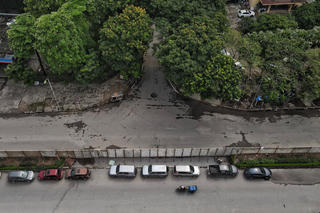 Dân khổ sở vì xuất hiện hàng rào bê tông bịt kín lối đi