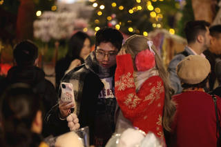 Người Hà Nội xuống phố đón Giáng sinh